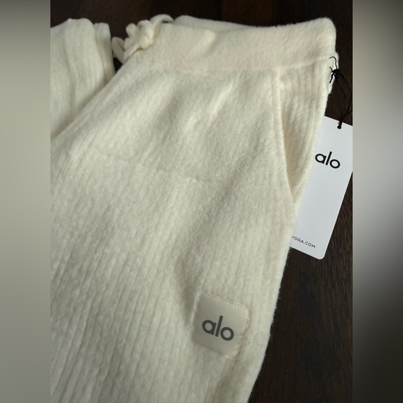 🆕 Alo Yoga Snuggle Up High-Waist Wide Leg Pants - Picture 5 of 16